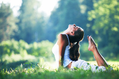 femme réalisant une posture de yoga dans la nature