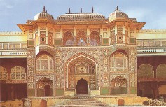 Ganesh Pol, située à Amber en Inde est la porte de cérémonie conduisant aux dédales de palais et jardins et donne sur les quartiers privés des souverains (ceux aménagés par Jai Singh I).