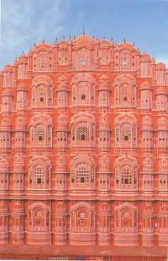 Hawa Mahal, le palais des vents construit à Jaipur en 1799 par le Maharaja Sawai Pratap Singh. Il est l'œuvre de
l'architecte Lal Chand Usta qui a doté l'édifice d'une façade en forme de couronne de Krishna, la divinité hindoue.