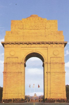 L'India Gate, la Porte de l'Inde, construite à New Delhi par l'architecte Edwin Lutyens pour commémorer les soldats indiens; depuis 1971, il y brûle la flamme du soldat éternel