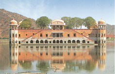 Le Jal Mahal, palais de l'Eau construit au milieu du lac Man Sagar entre Jaipur et Amber. Ses 4 premiers étages sont immergés lorsque le lac est rempli.