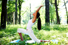 posture de yoga dans un sous-bois