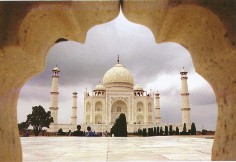 le célèbre Taj-Mahal vu à travers une fenêtre
