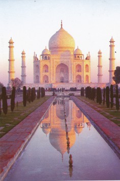 Le Taj Mahal, le Palais de la Couronne construit par l'empereur moghol Shâh Jahân entre 1631 et 1648 situé à Âgrâ en Inde