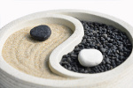 symbole ying-yang dessiné dans du sable